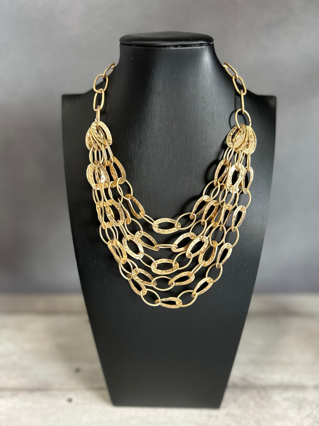 Collana mutigiro a maglie in metallo dorato