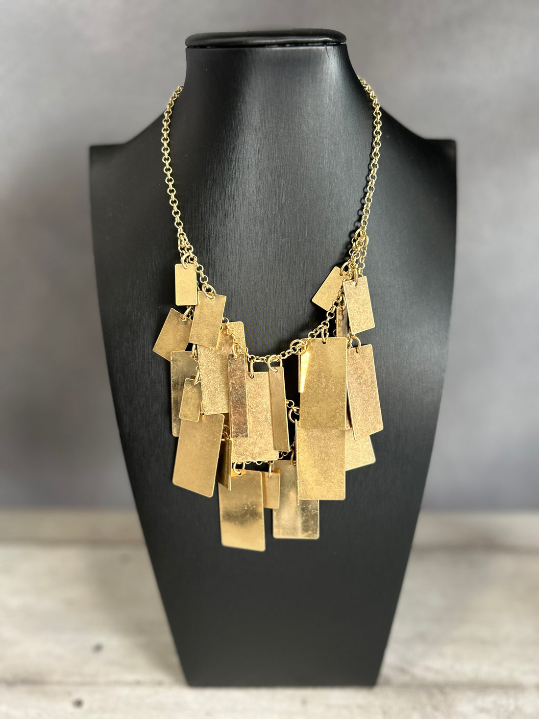 Collana con pendenti geometrici in metallo dorato