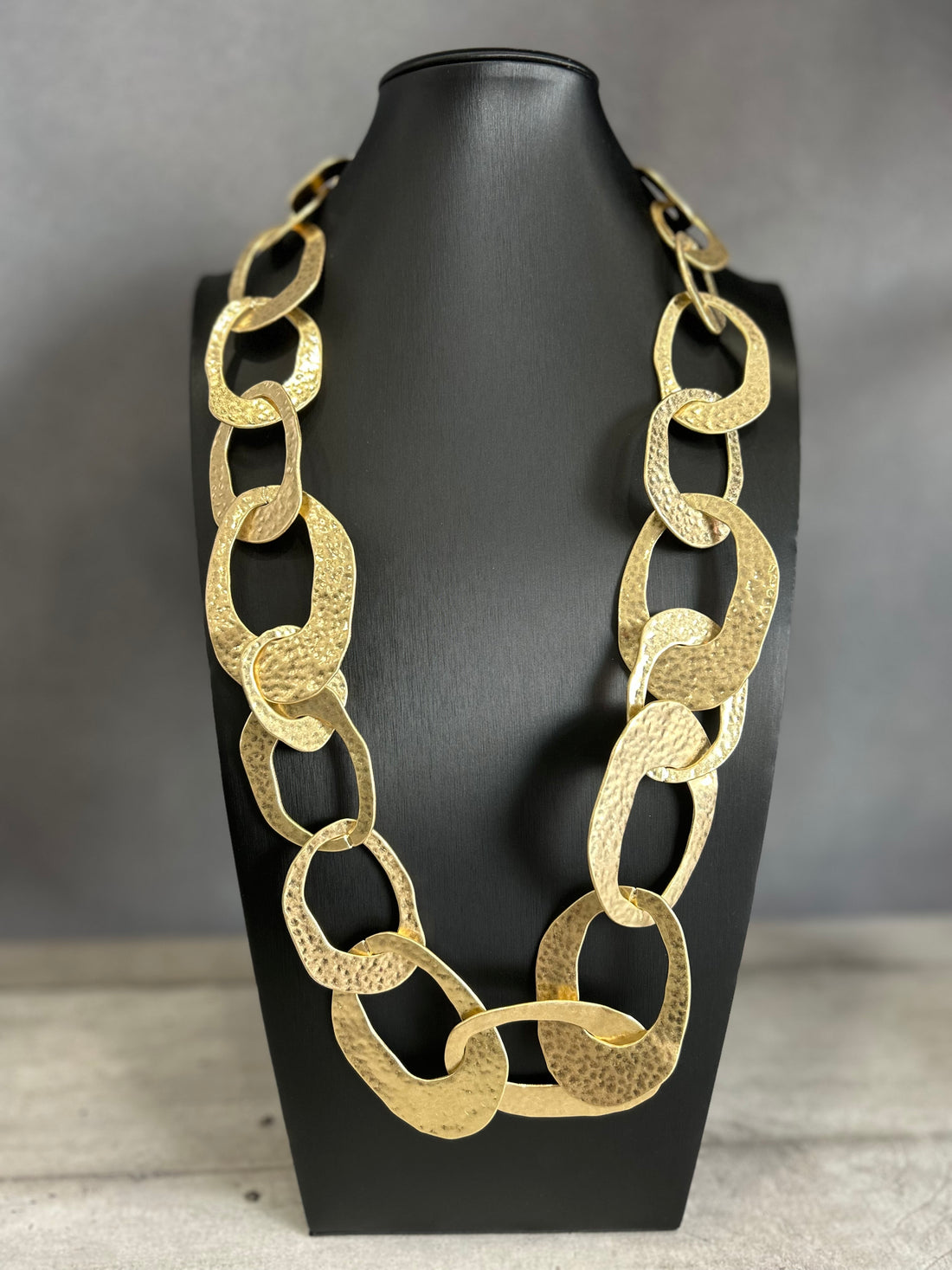 Collana a catena oversize in metallo dorato