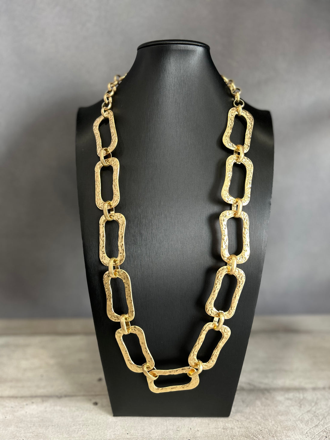 Collana lunga con maglie rettangolari in metallo dorato