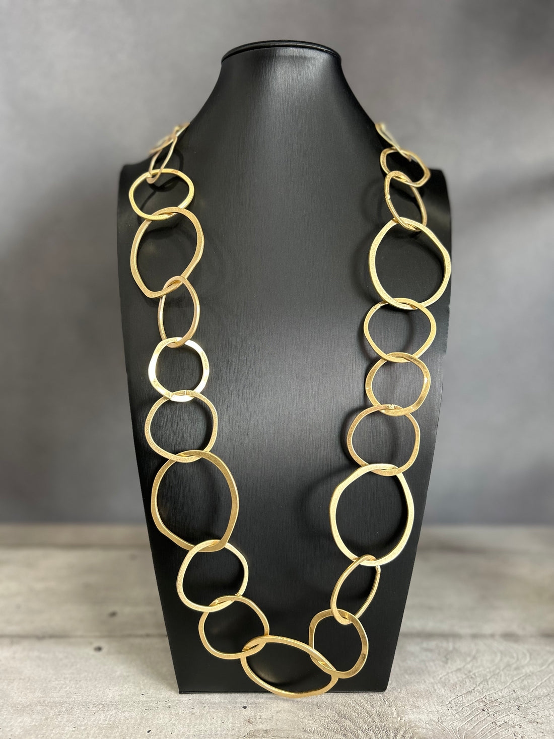 Collana lunga con maglie irregolari in metallo dorato