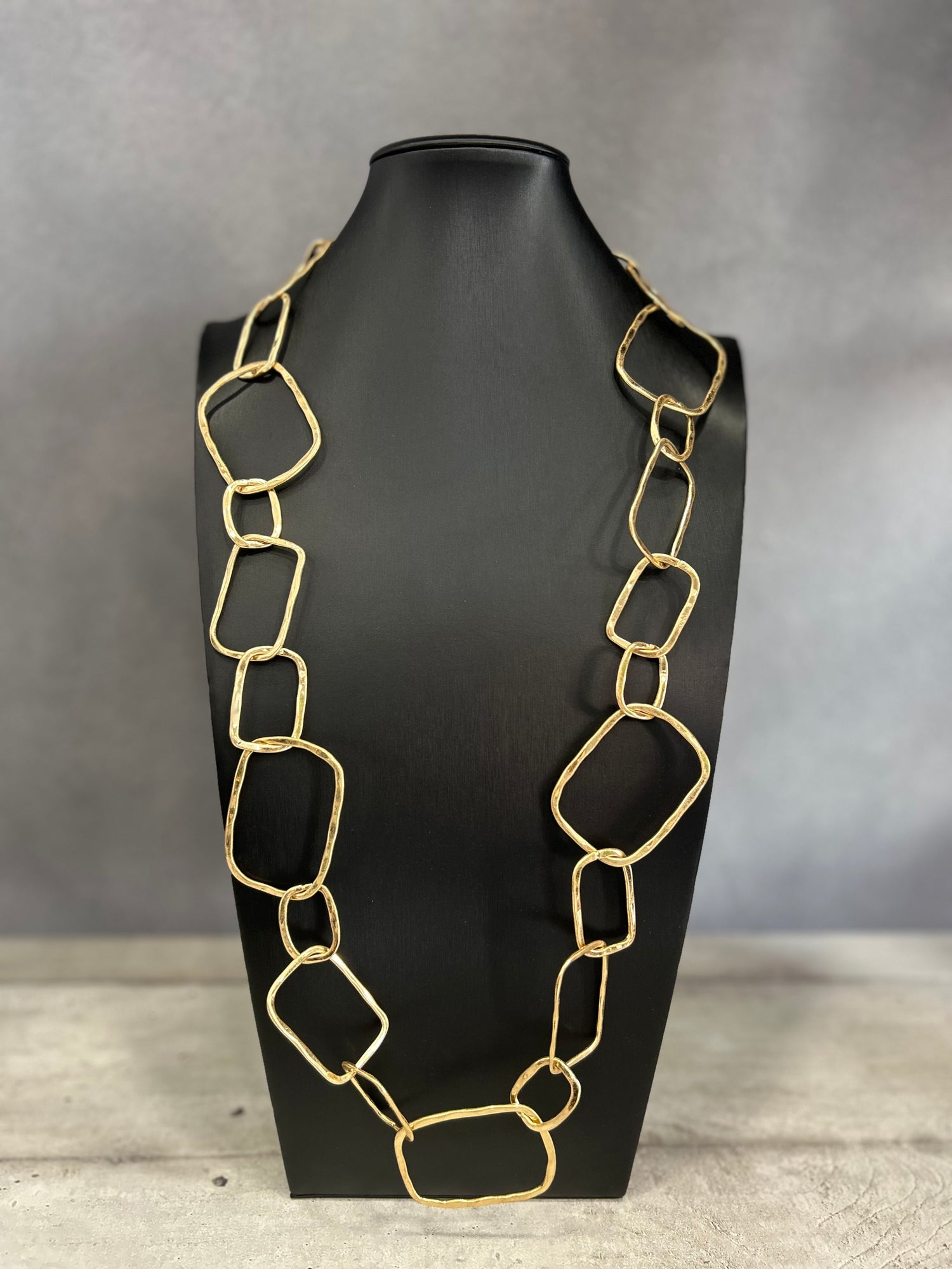 Collana lunga con maglie irregolari in metallo dorato