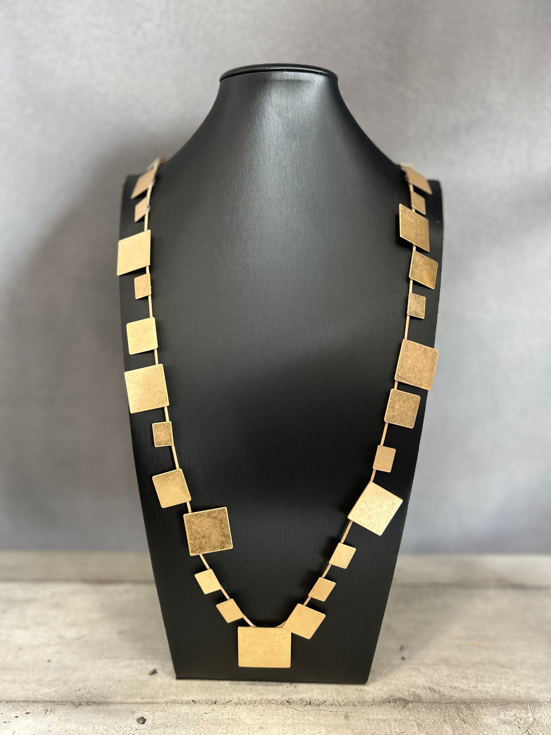 Collana lunga con elementi quadrati in metallo dorato