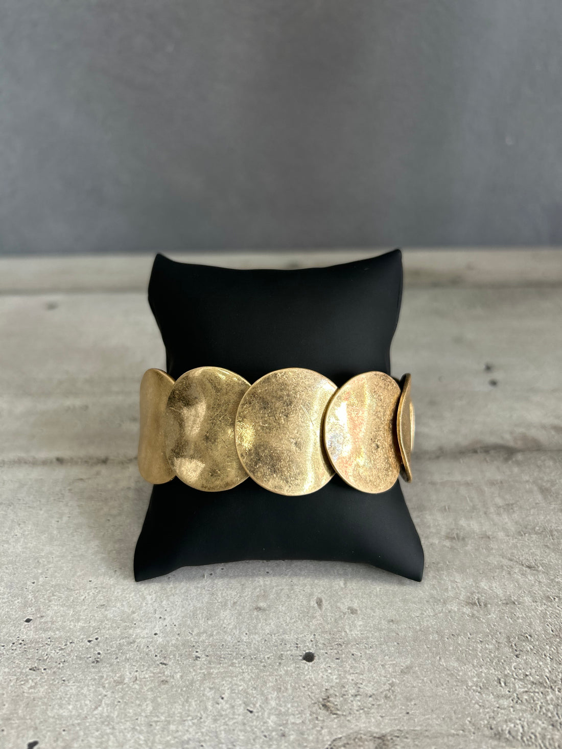 Bracciale elastico con elementi tondi in metallo dorato