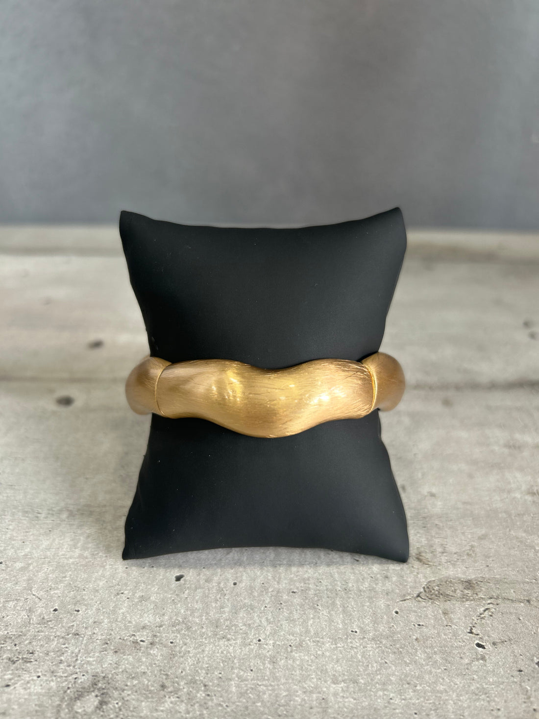 Bracciale elastico ondulato in metallo dorato