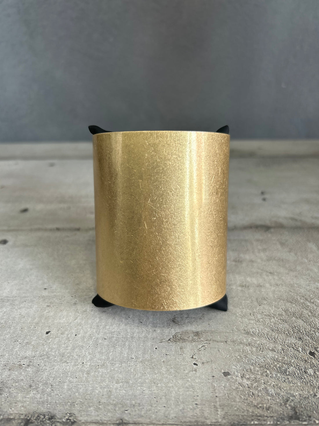Bracciale rigido largo in metallo dorato