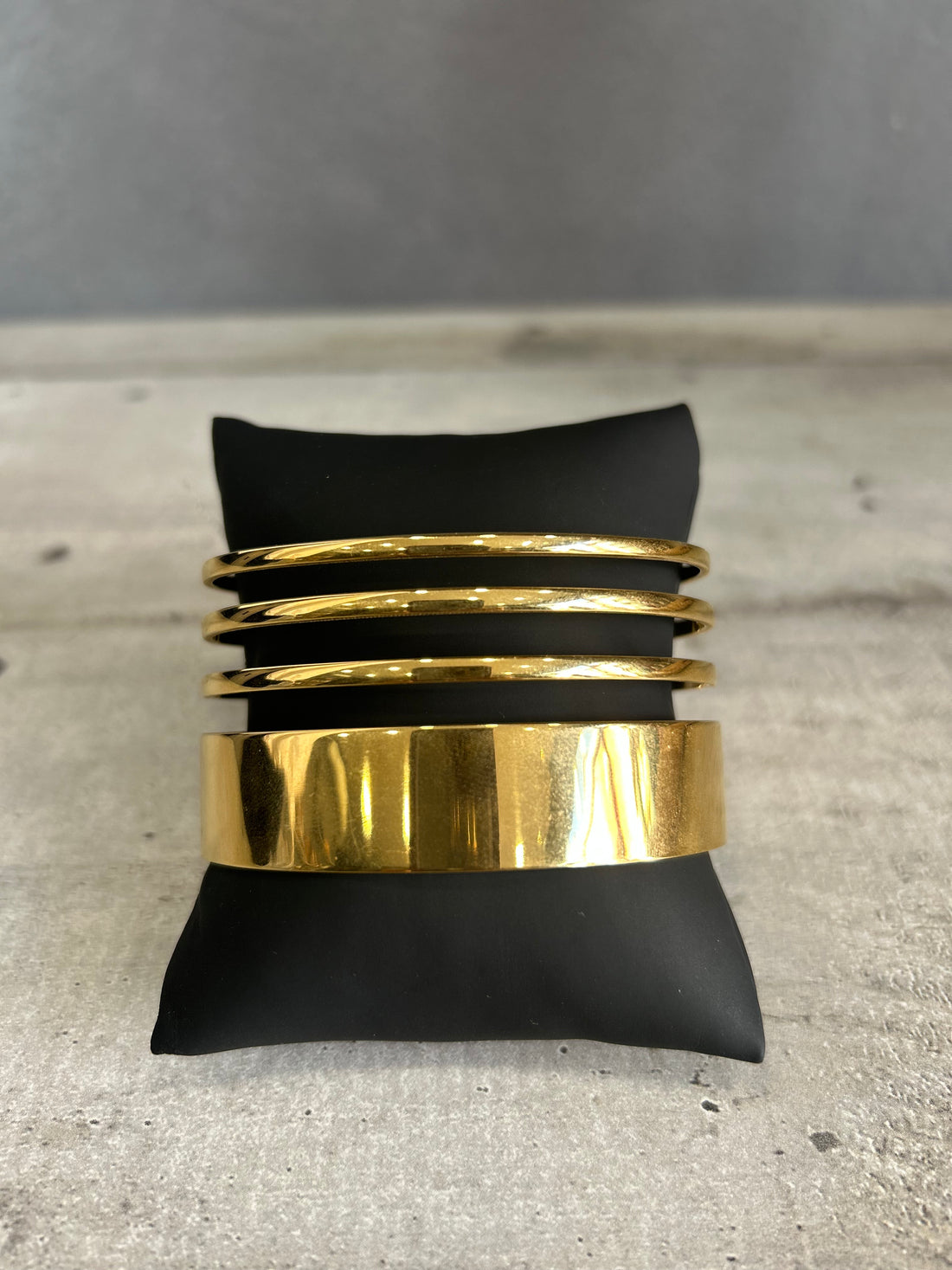 Bracciale rigido in acciaio dorato