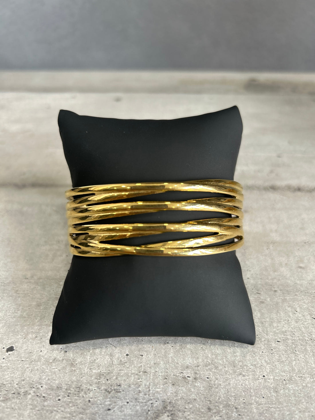 Bracciale rigido in acciaio dorato