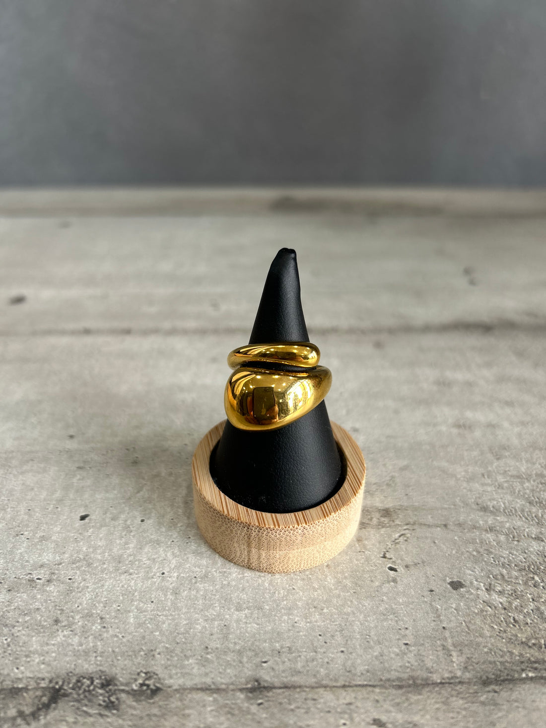 Anello bombato in acciaio dorato