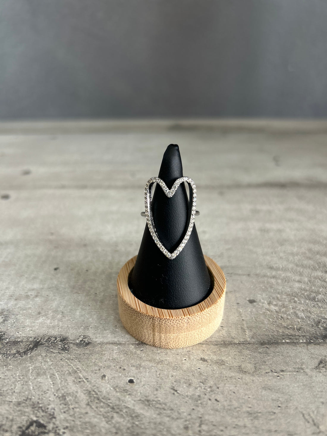 Anello a cuore con strass in acciaio