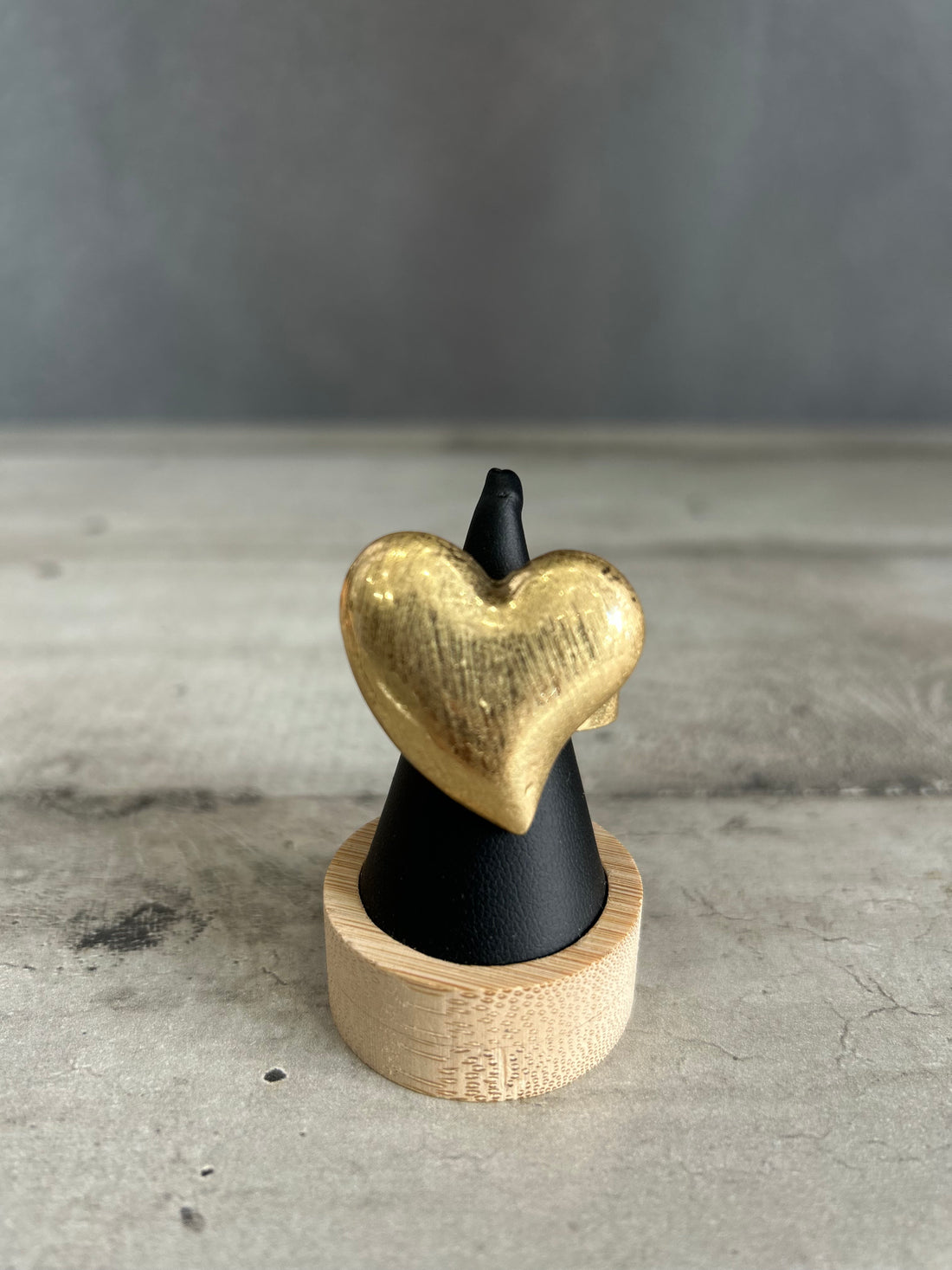 Anello elastico con cuore bombato in metallo dorato