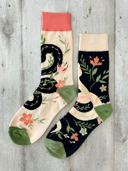 Calzini spaiati serpenti e fiori