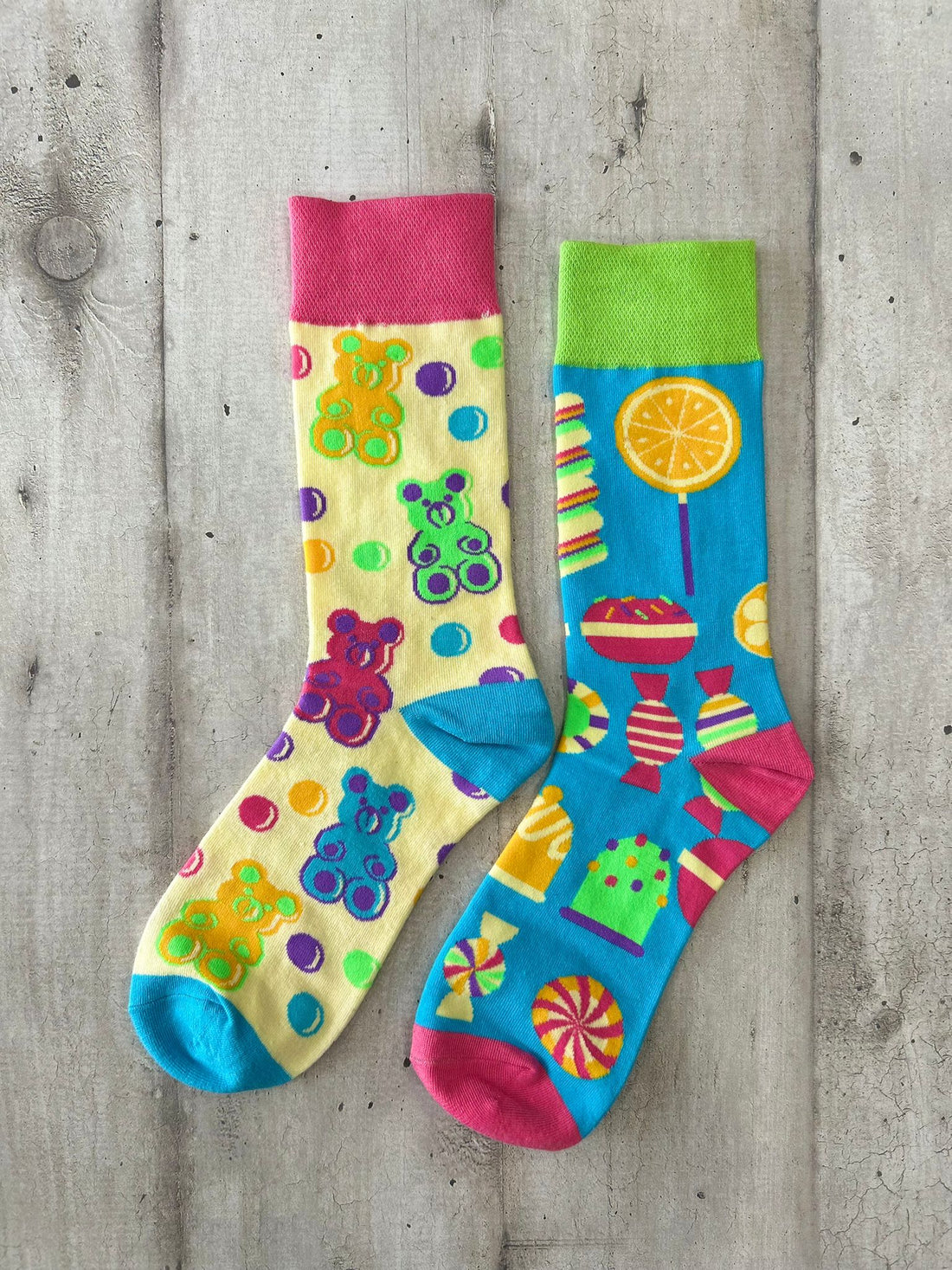 Calzini spaiati con orsetti gommosi e caramelle