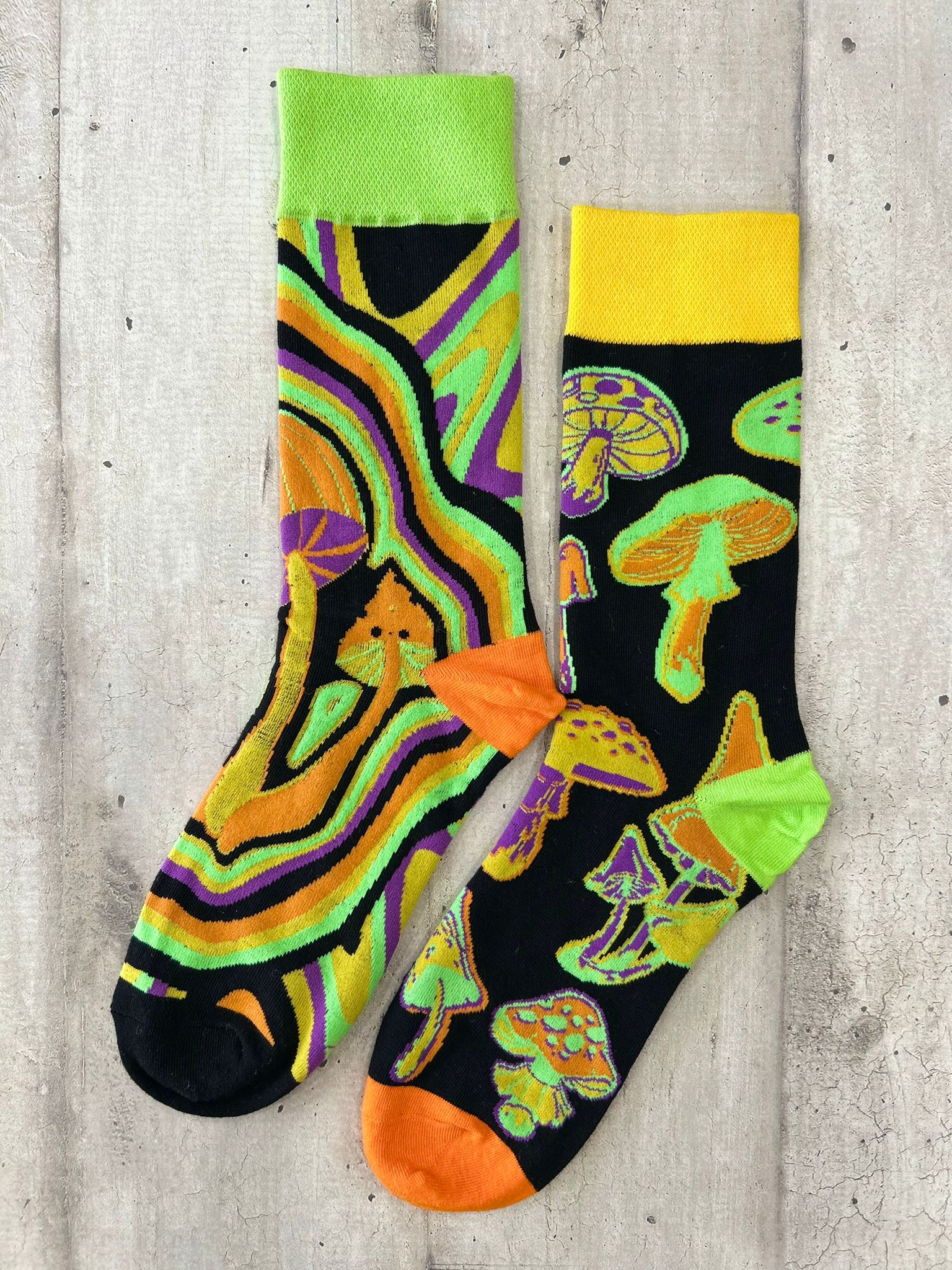 Calzini spaiati psichedelici con funghi colorati