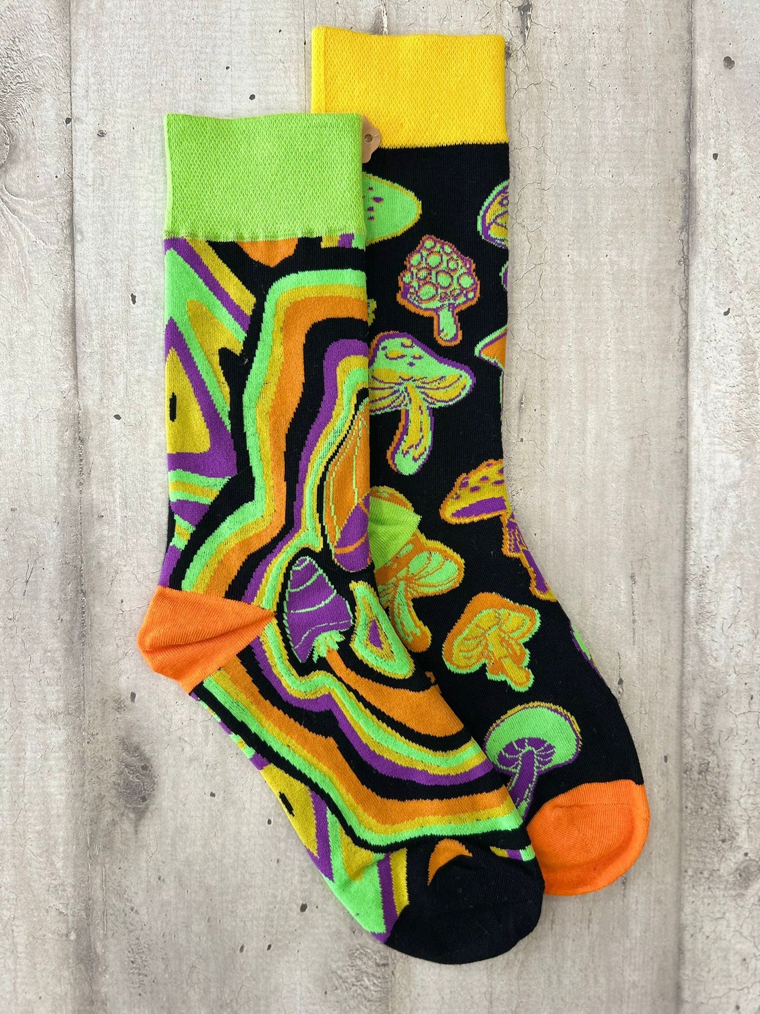 Calzini spaiati psichedelici con funghi colorati