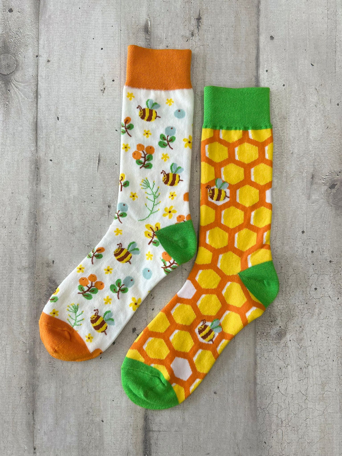 Calzini spaiati con api e alveare