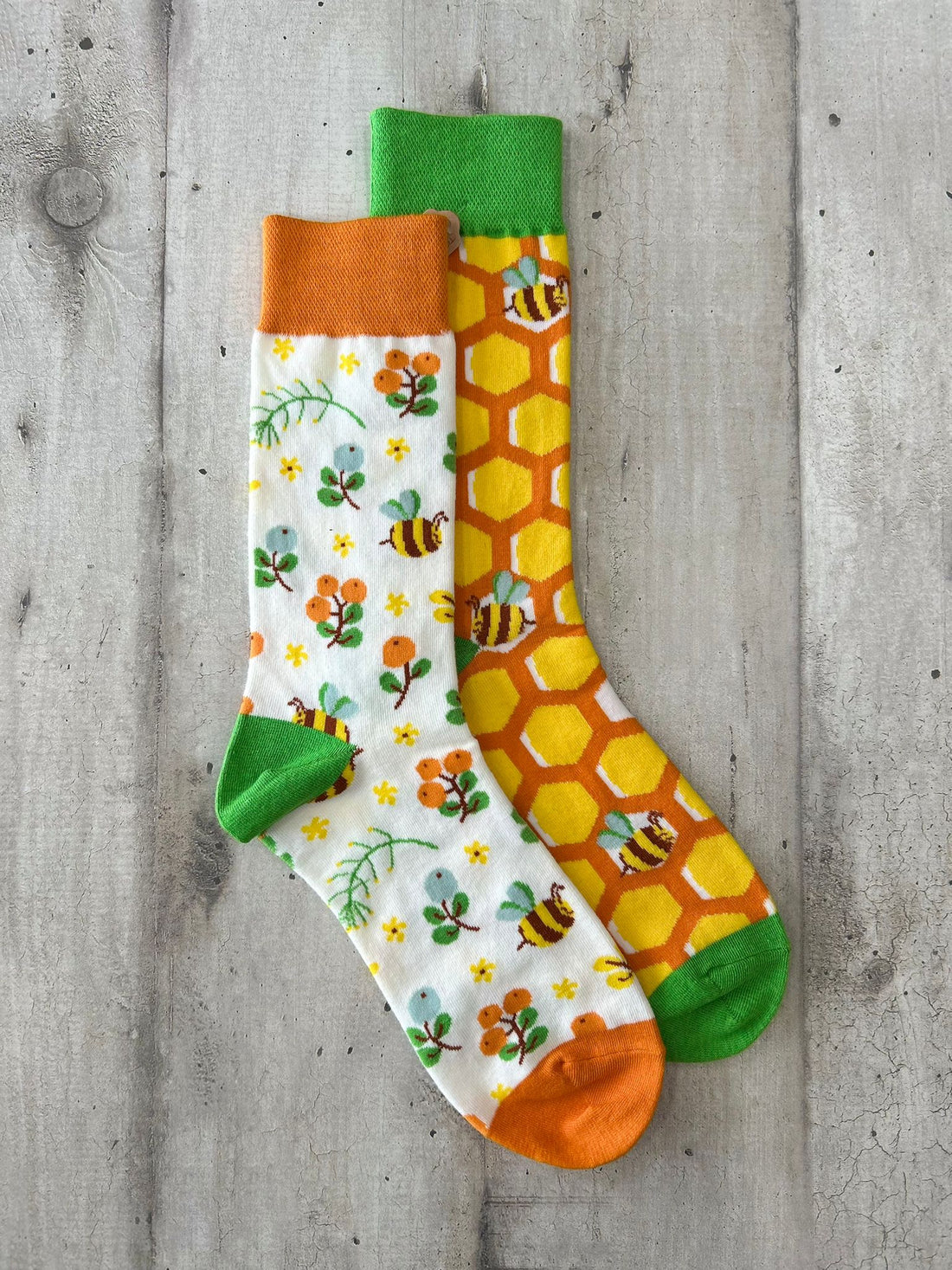 Calzini spaiati con api e alveare