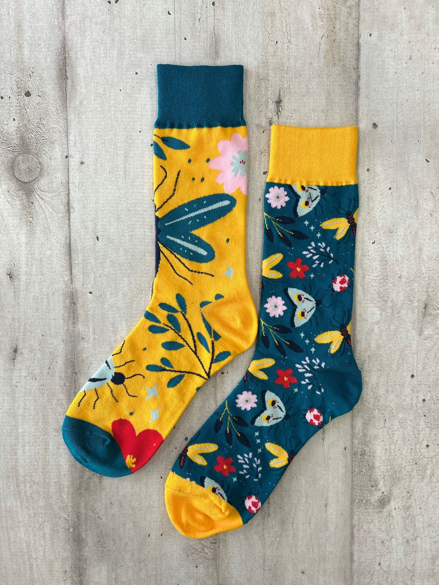 Calzini spaiati con farfalle e insetti