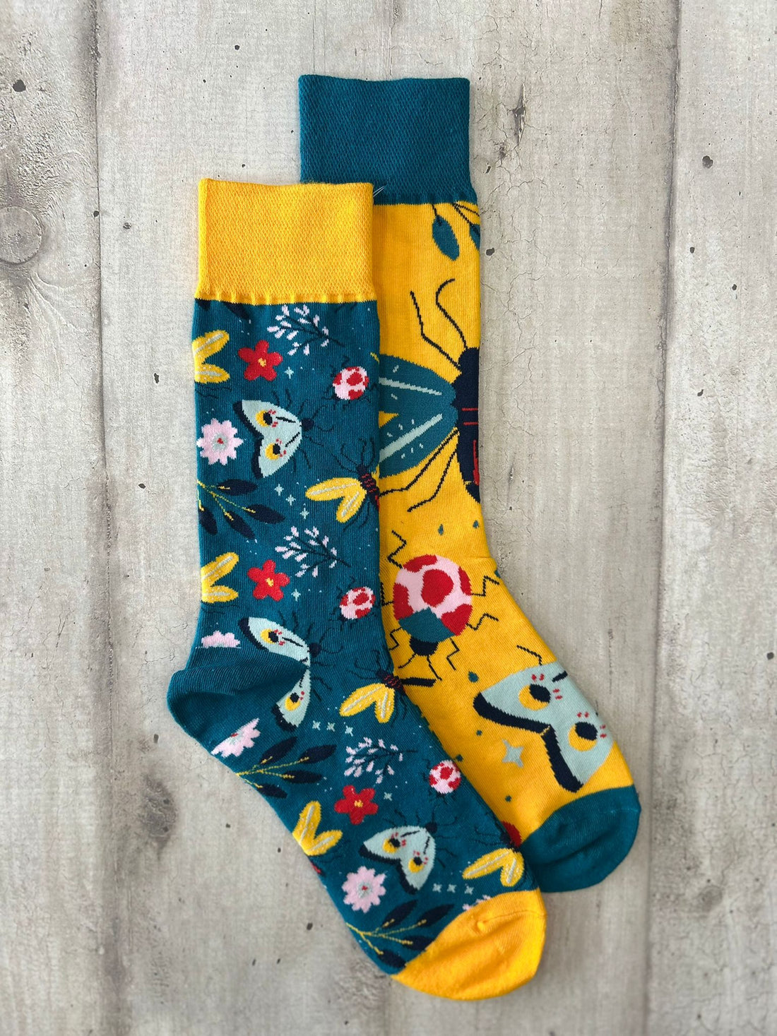 Calzini spaiati con farfalle e insetti