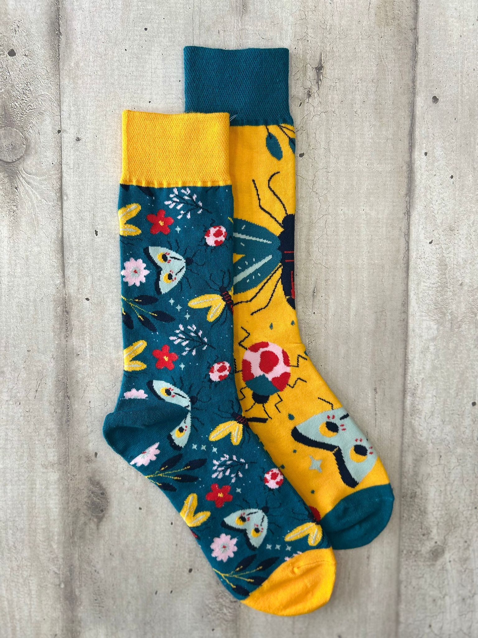 Calzini spaiati con farfalle e insetti