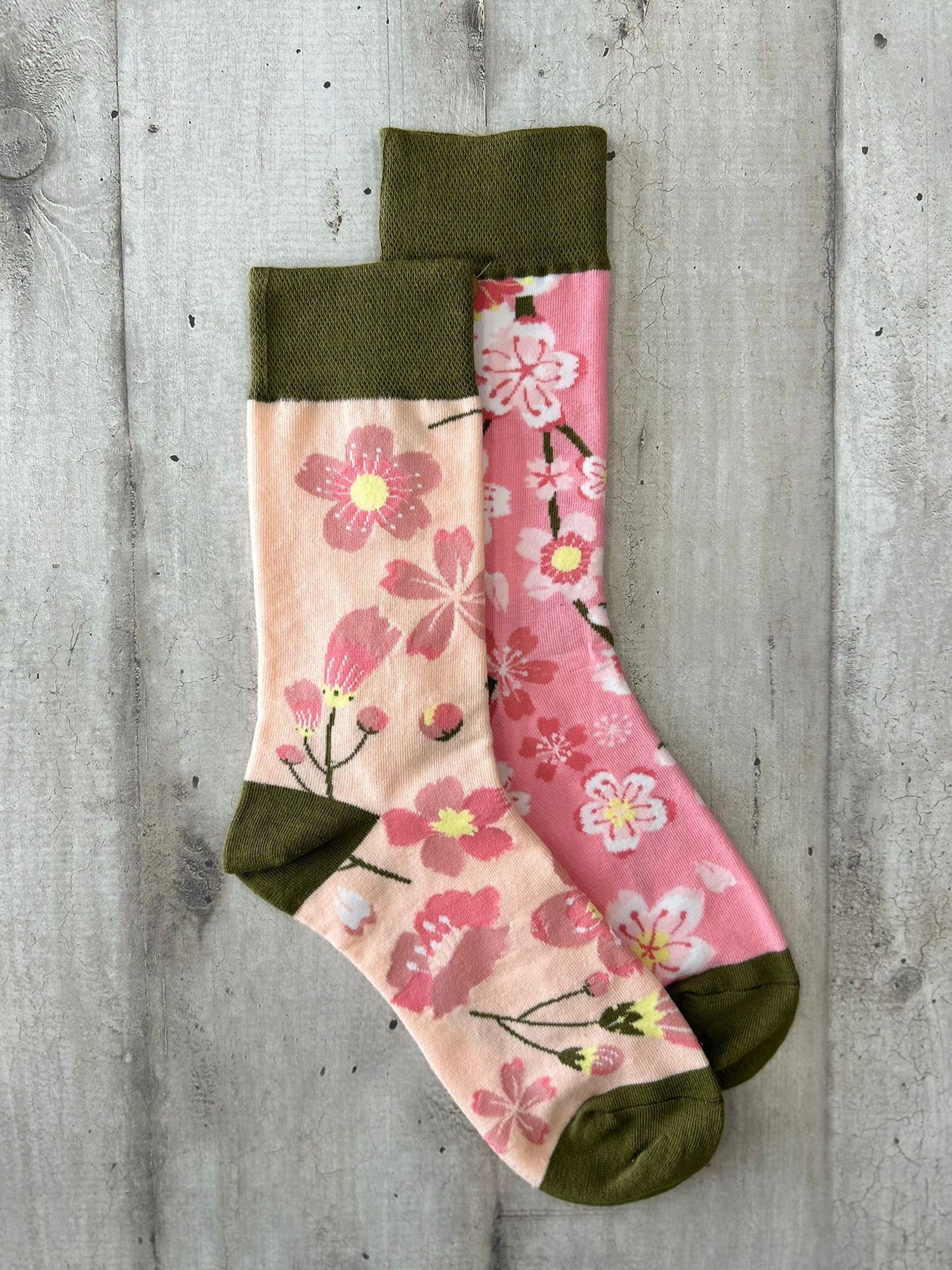 Calzini spaiati con fiori di ciliegio