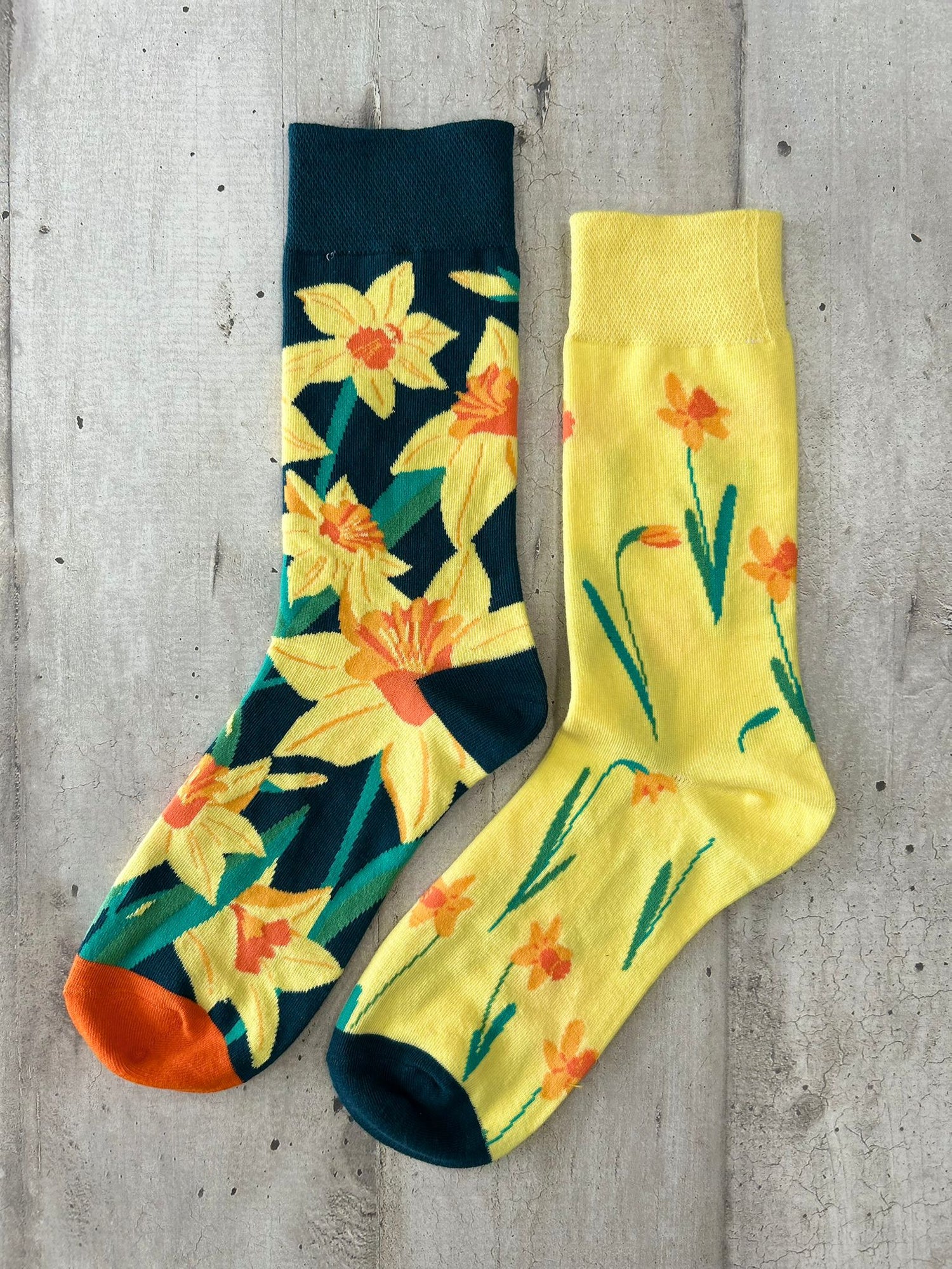 Calzini spaiati con narcisi