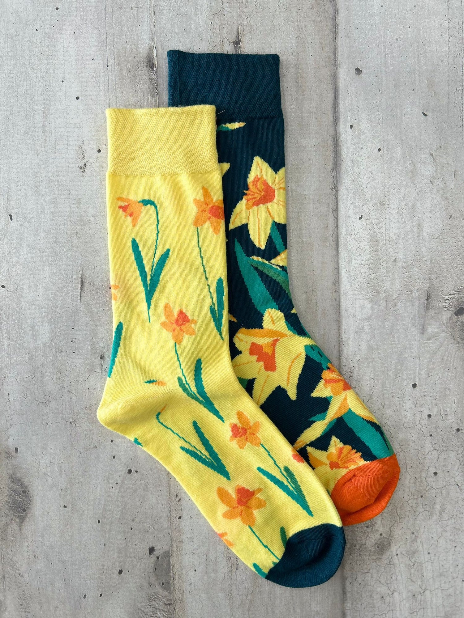 Calzini spaiati con narcisi