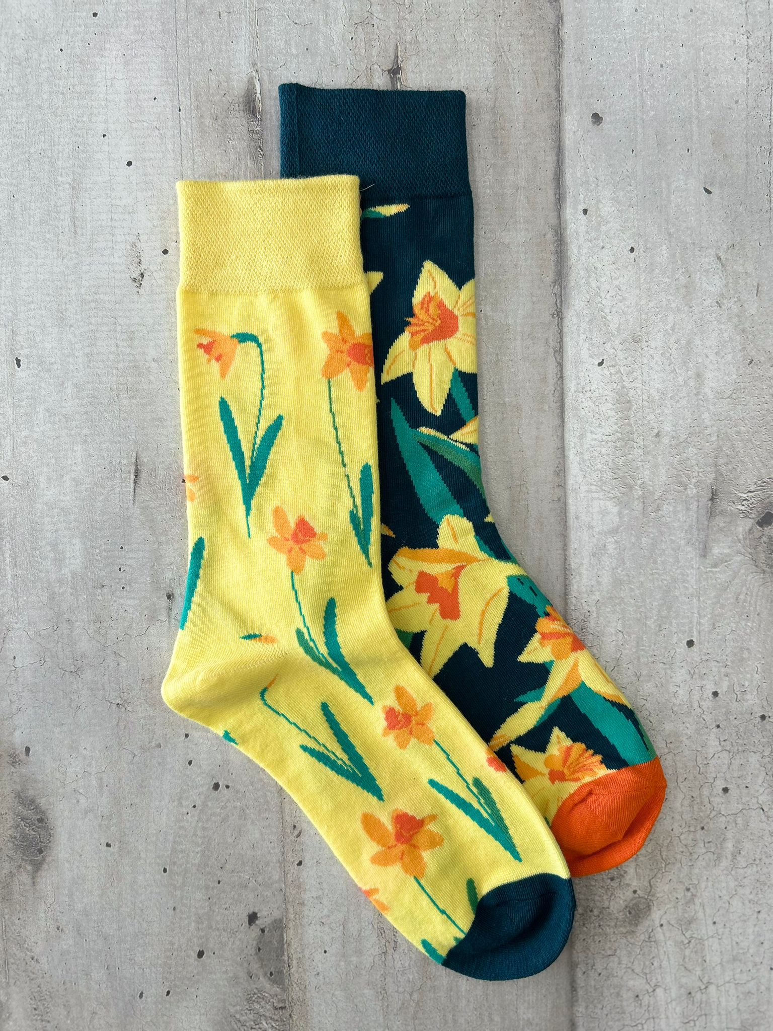 Calzini spaiati con narcisi