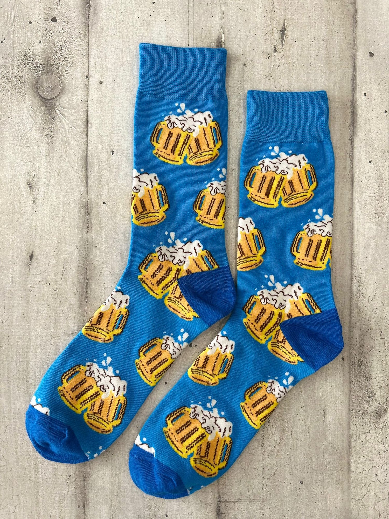 Calzini azzurri con boccali di birra