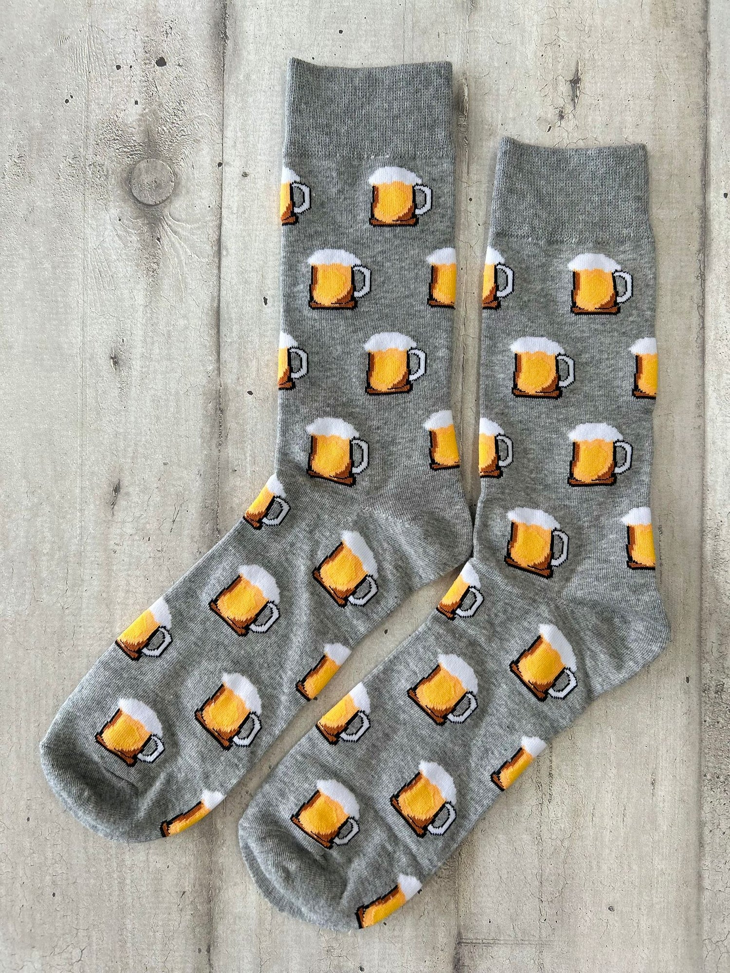 Calzini grigi con boccali di birra