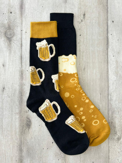 Calzini spaiati con bicchiere di birra