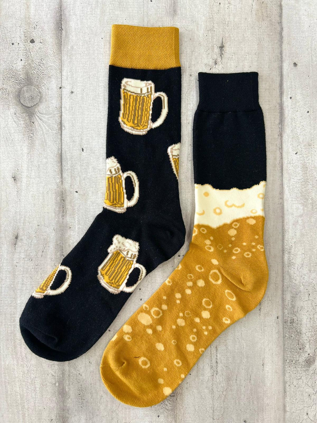 Calzini spaiati con bicchiere di birra