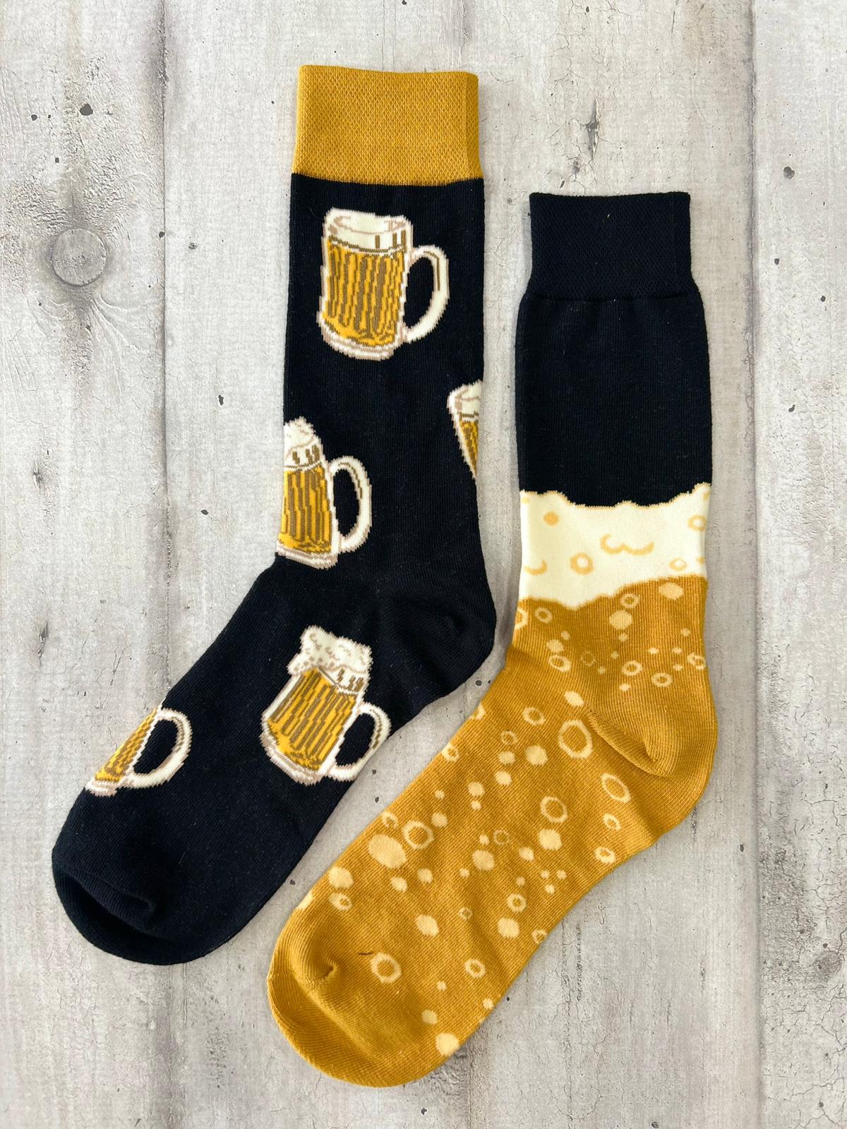 Calzini spaiati con bicchiere di birra