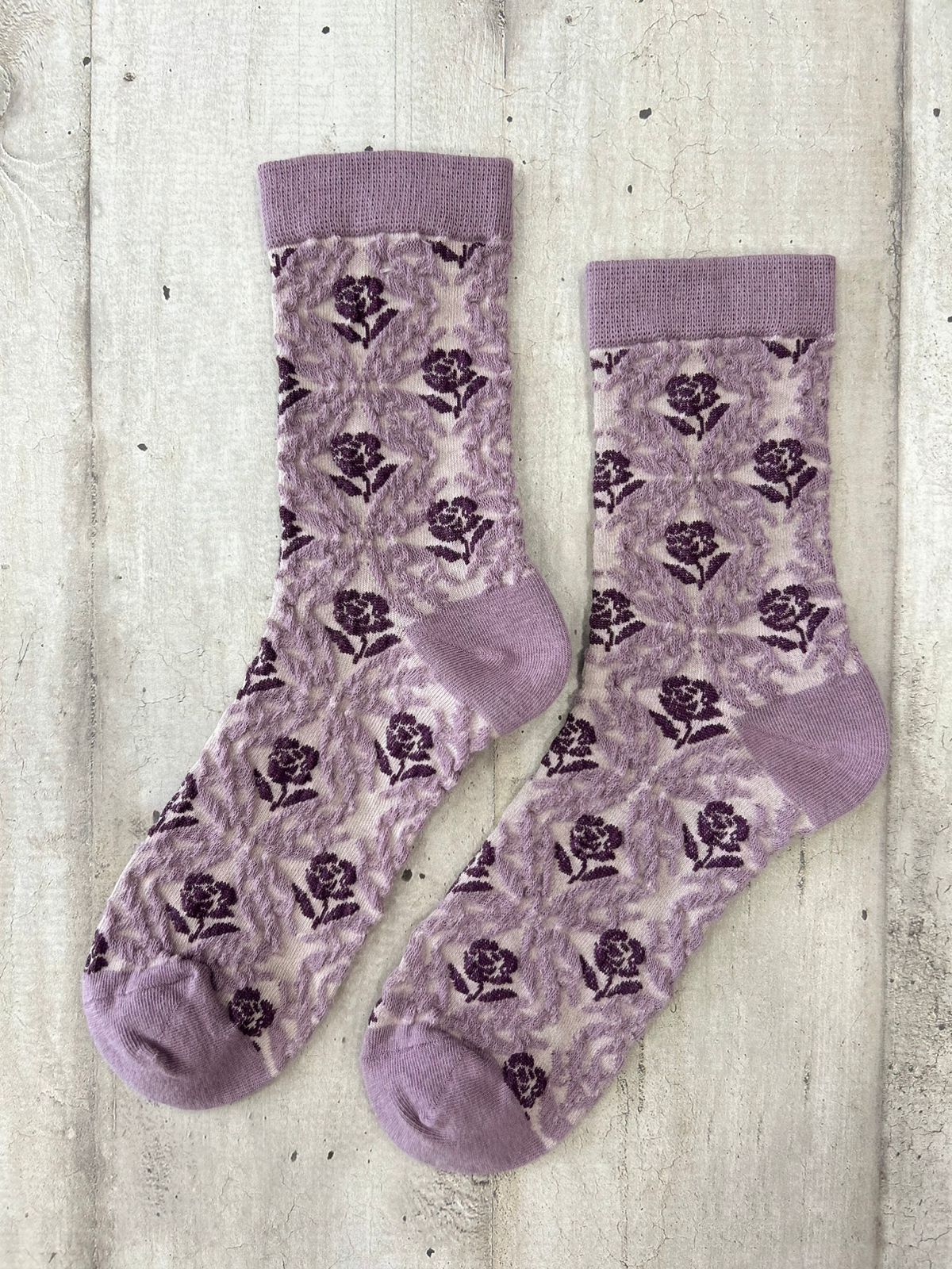 Calzini ricamati lilla con motivo floreale