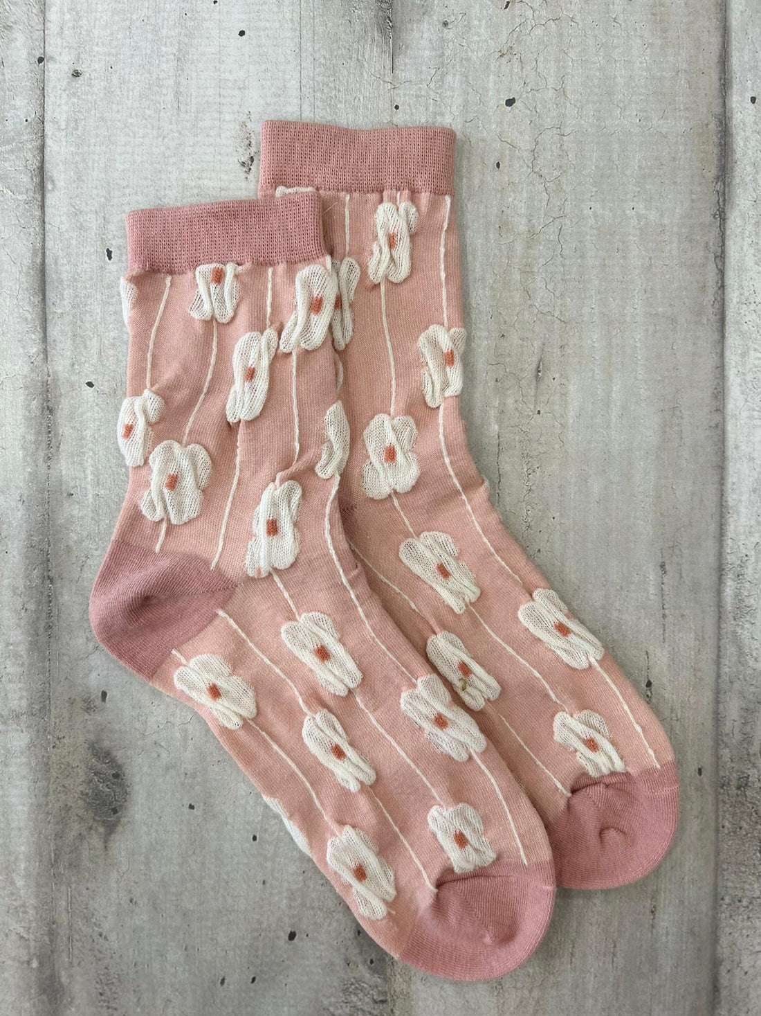 Calzini rosa con fiori ricamati