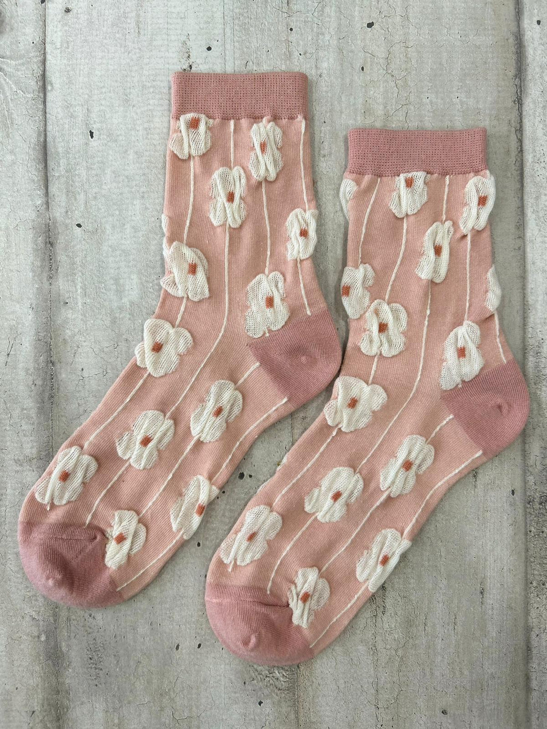 Calzini rosa con fiori ricamati