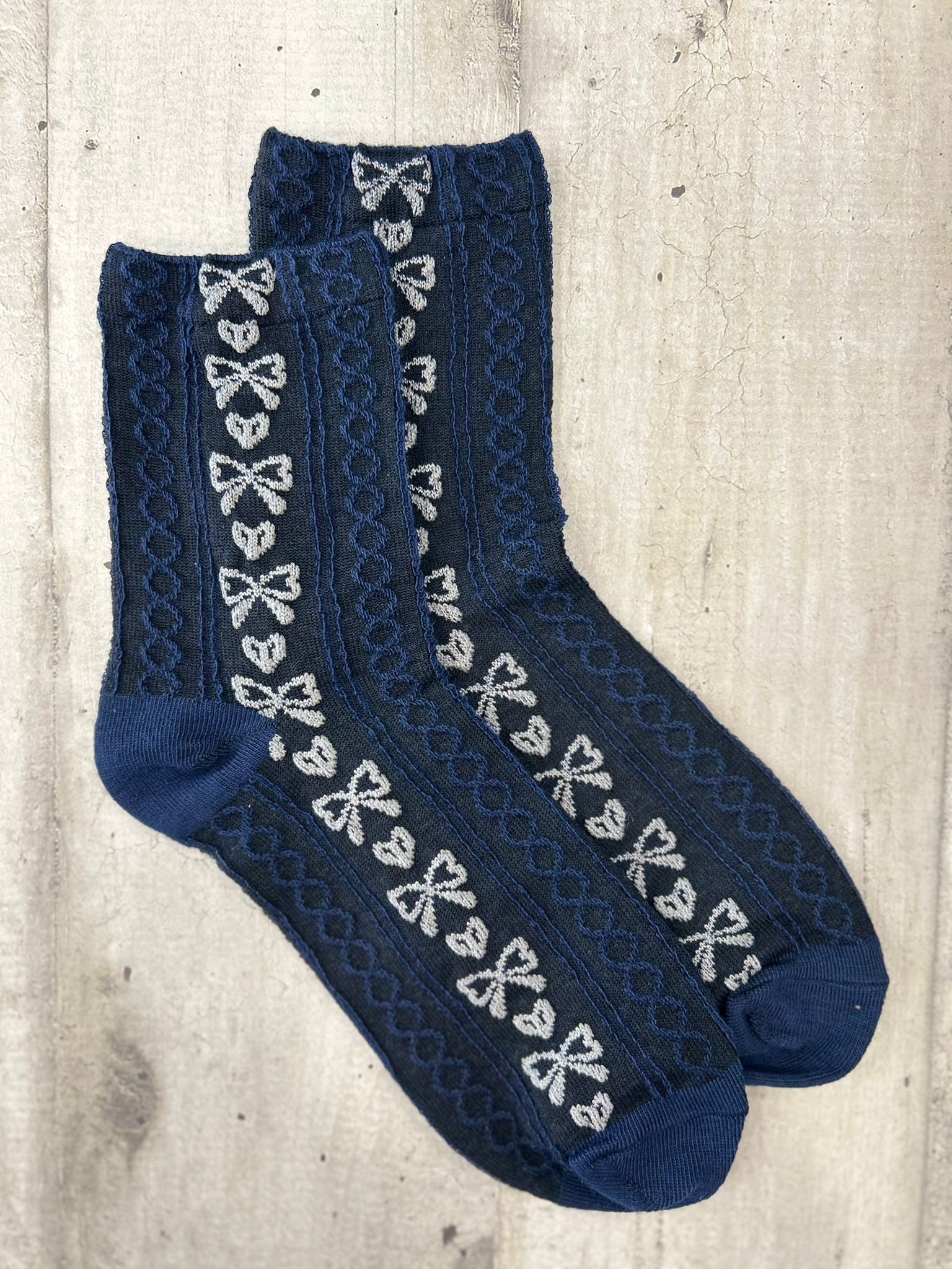 Calzini con fiocchi ricamati