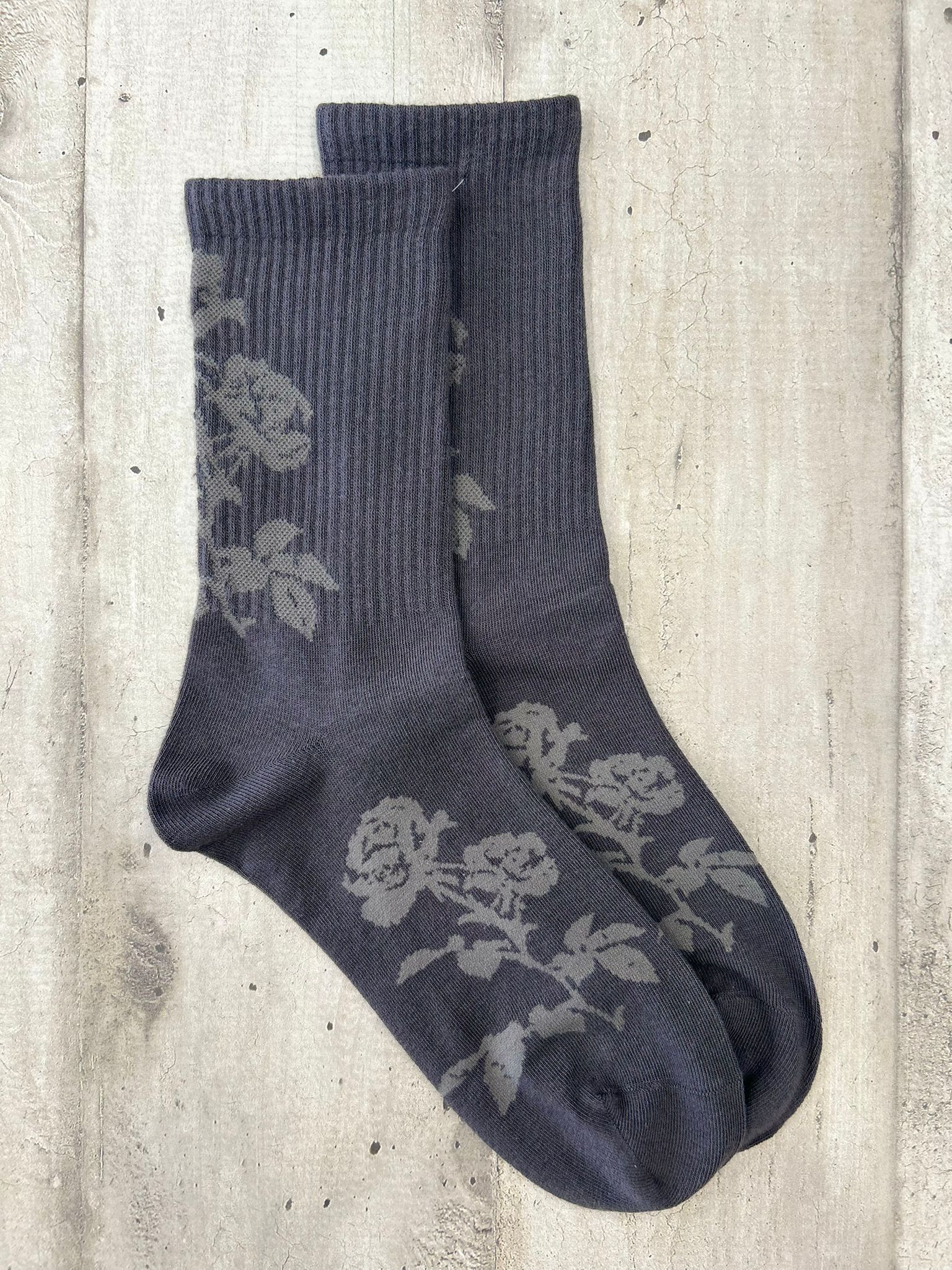 Calzini ricamati neri con rose grigie