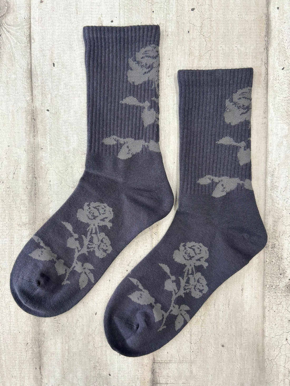 Calzini ricamati neri con rose grigie