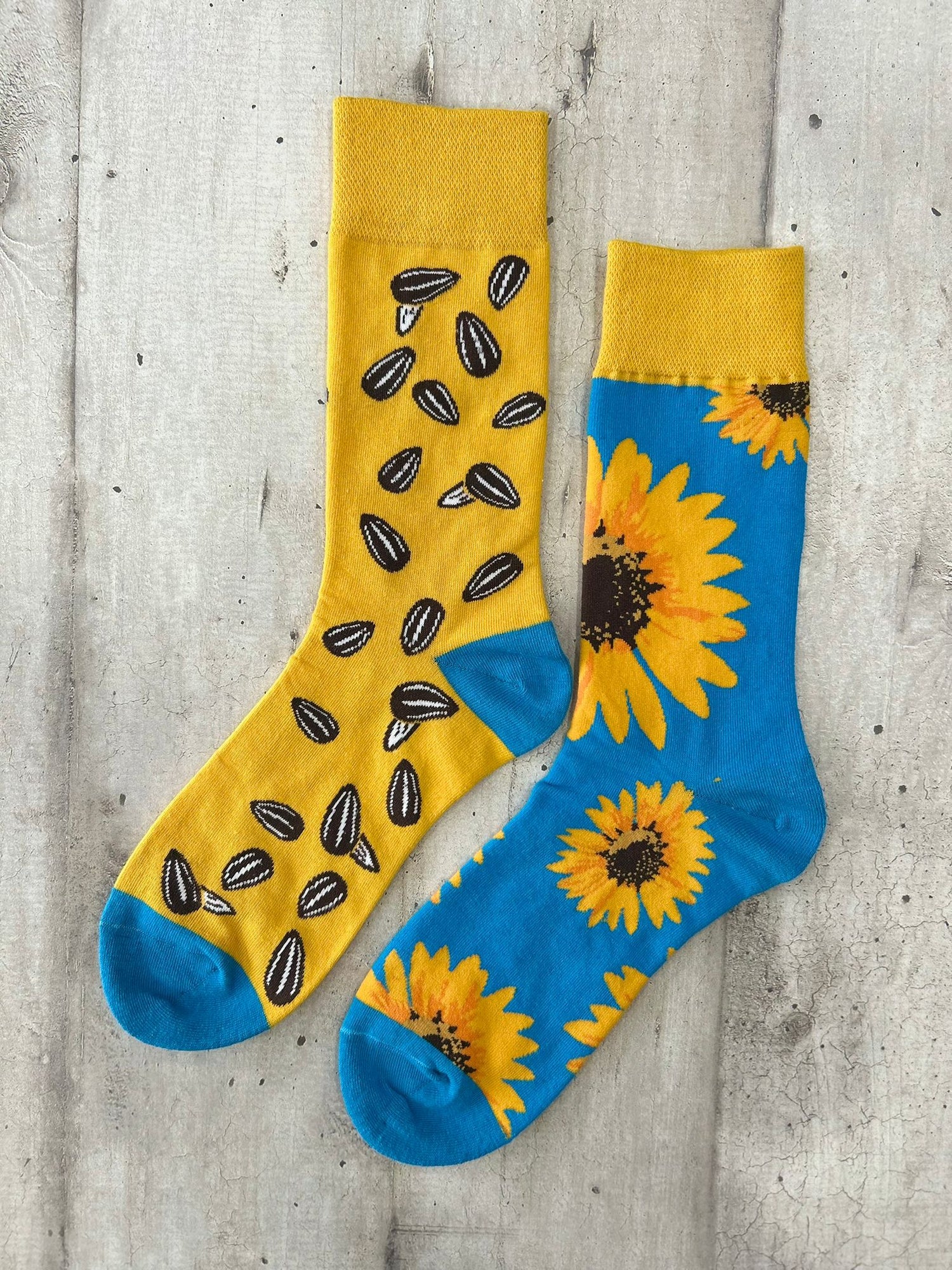 Calzini spaiati con girasoli e semi