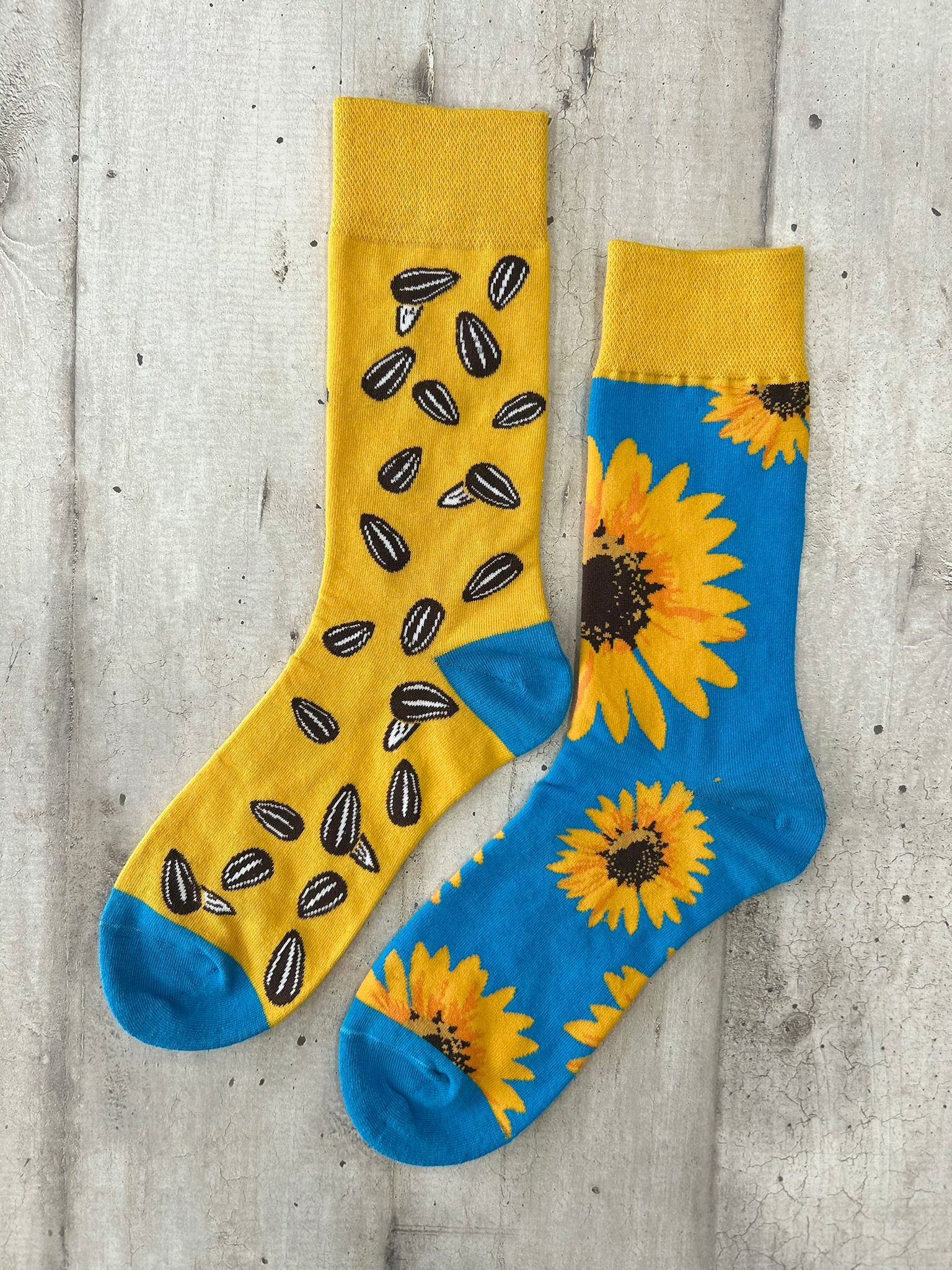 Calzini spaiati con girasoli e semi