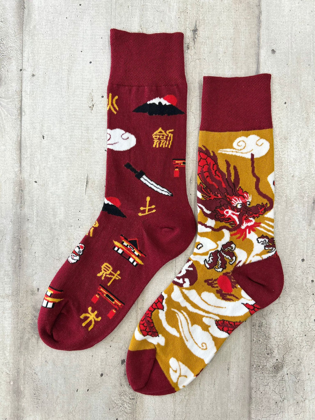 Calzini spaiati giapponesi con drago