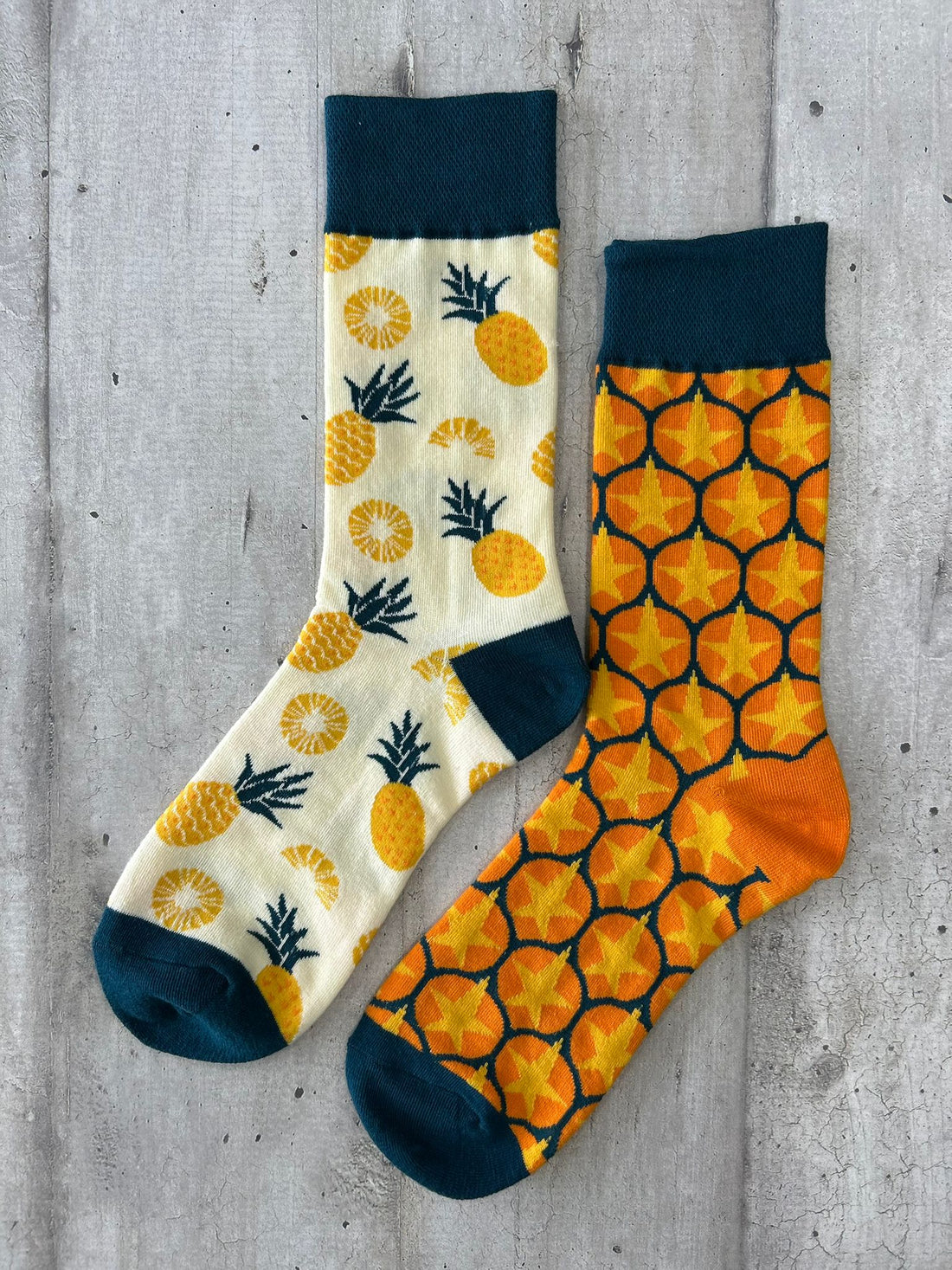 Calzini spaiati con ananas