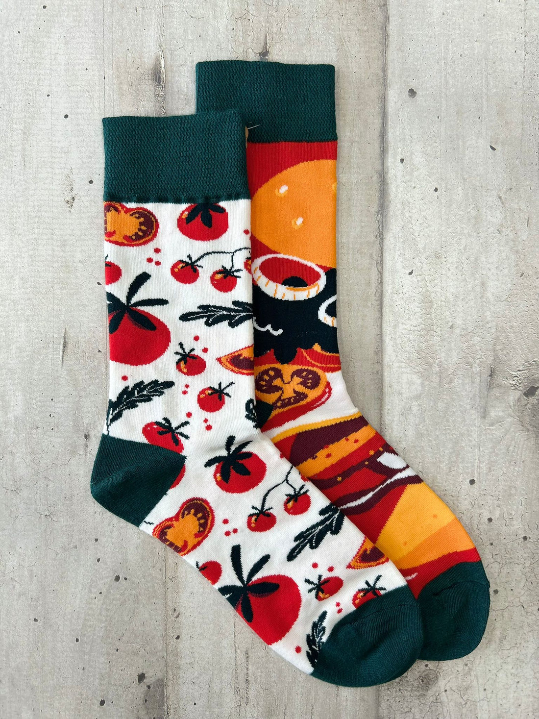 Calzini spaiati pomodori e hamburger