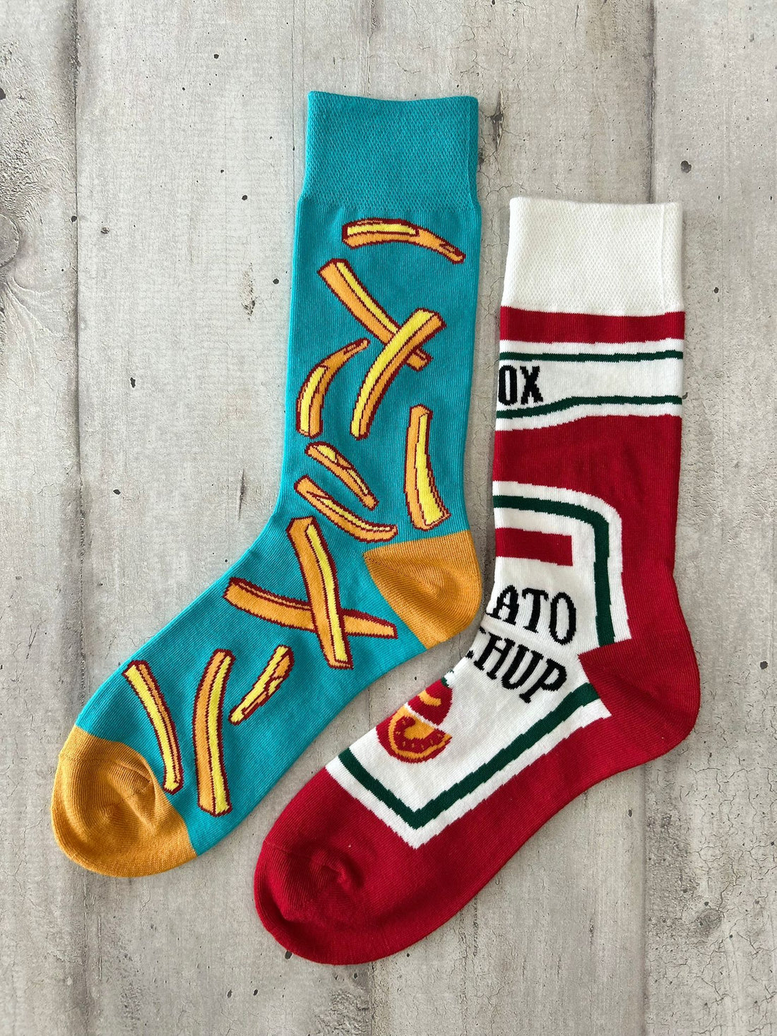 Calzini spaiati patatine fritte e ketchup