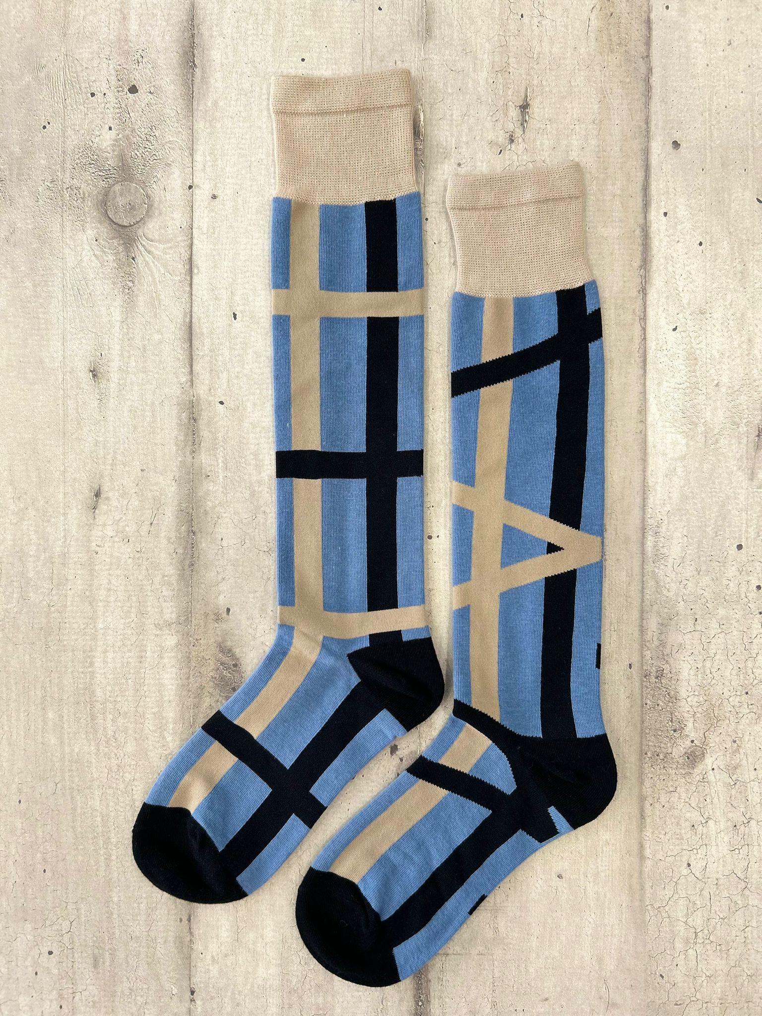 Calzini al ginocchio spaiati a righe