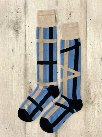 Calzini al ginocchio spaiati a righe