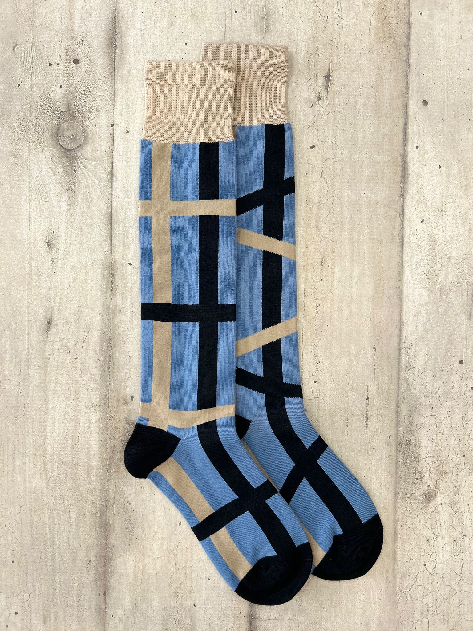 Calzini al ginocchio spaiati a righe