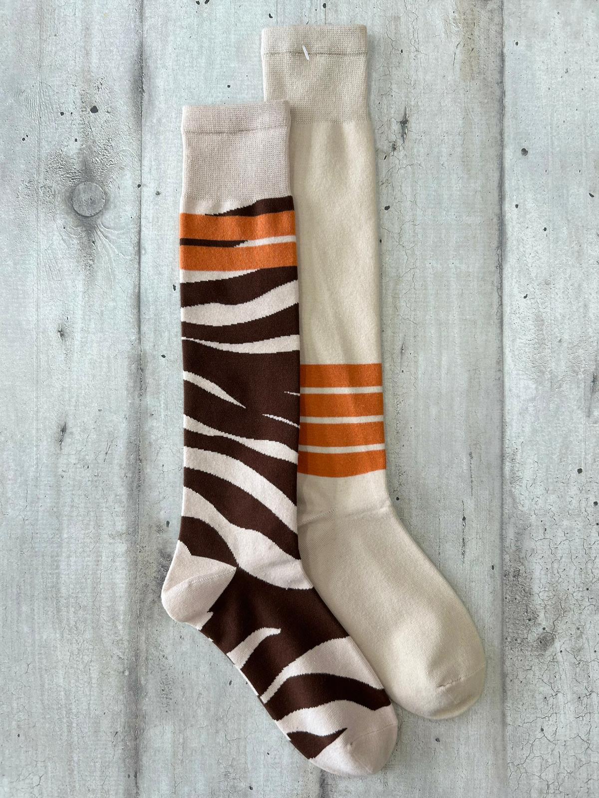 Calzini al ginocchio spaiati zebrati