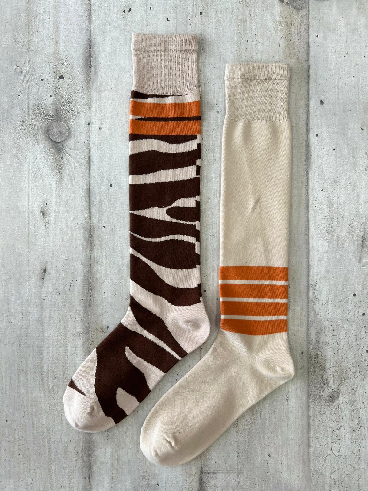 Calzini al ginocchio spaiati zebrati